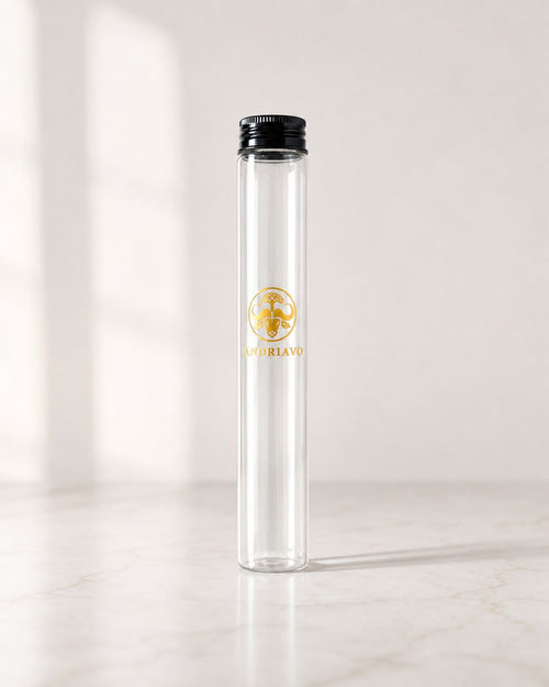 Tube en verre avec un bouchon à vis en aluminium pour la marque Andriava pouvant contenir des gousses de vanille de Madagasacar